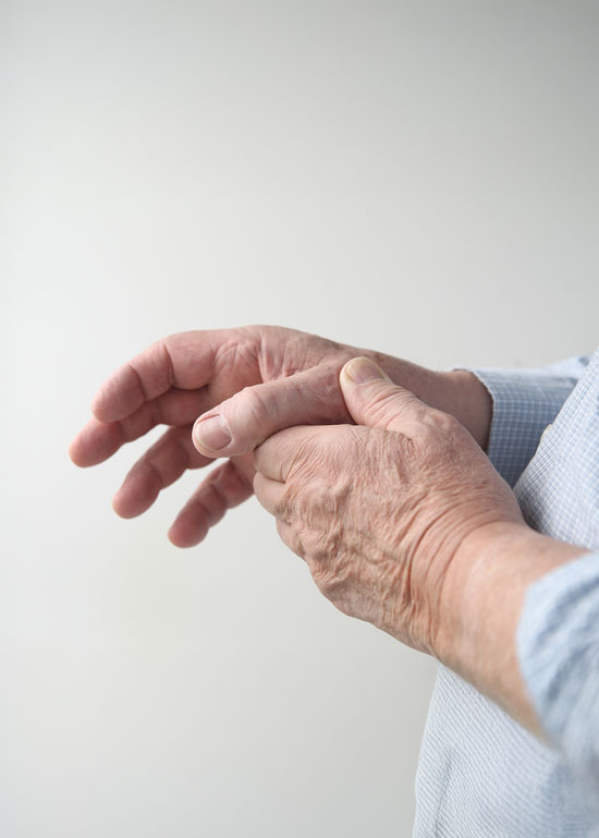Mains âgées interagissant doucement ensemble.