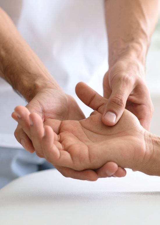 Deux mains en contact lors d'une consultation.