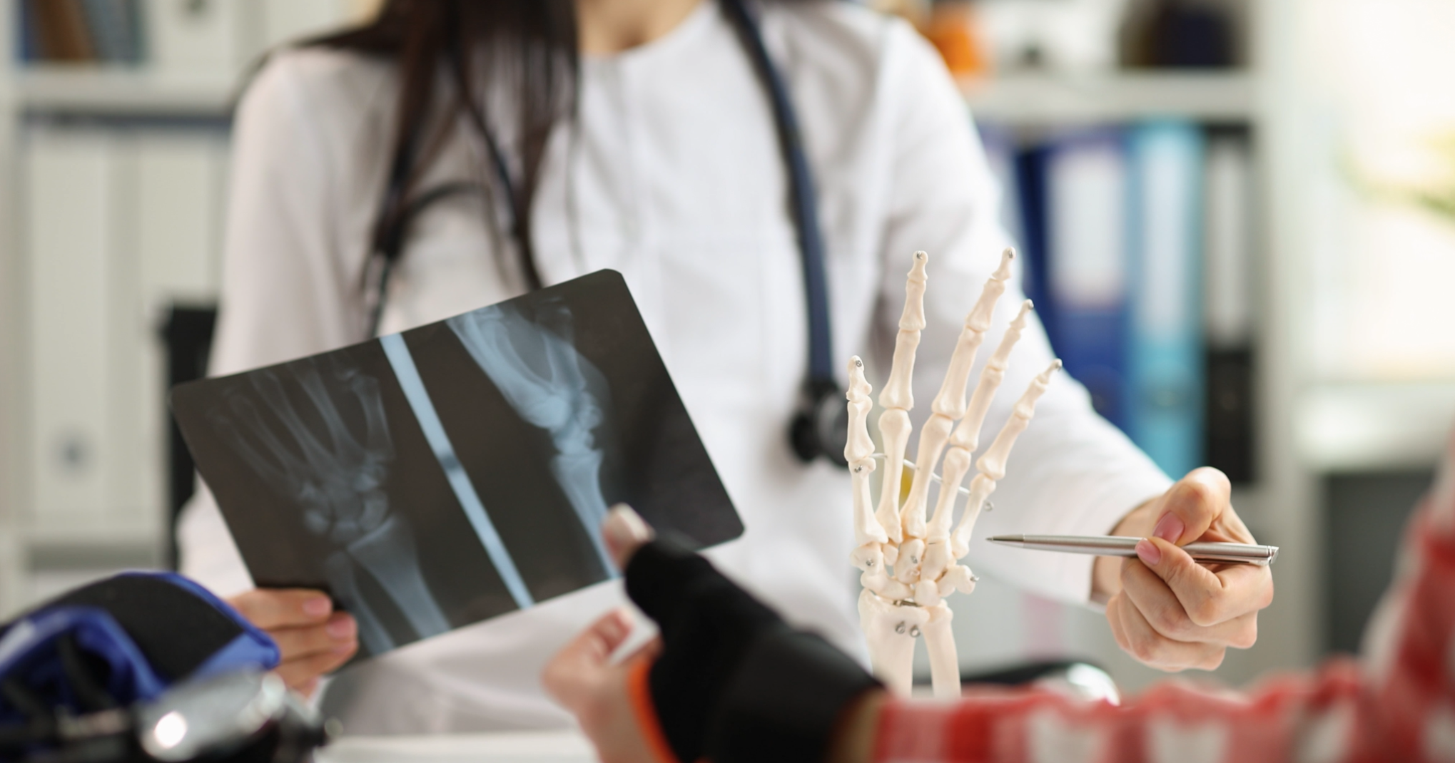 Médecin examinant des radiographies de main