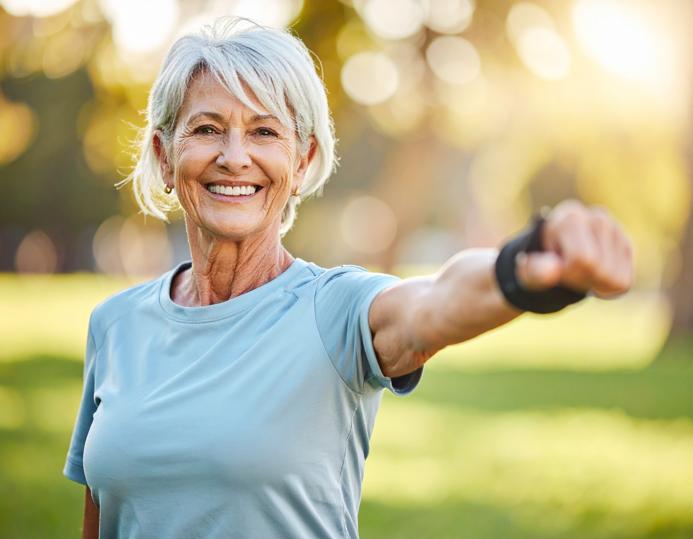 Femme âgée souriante s'exerçant en plein air
