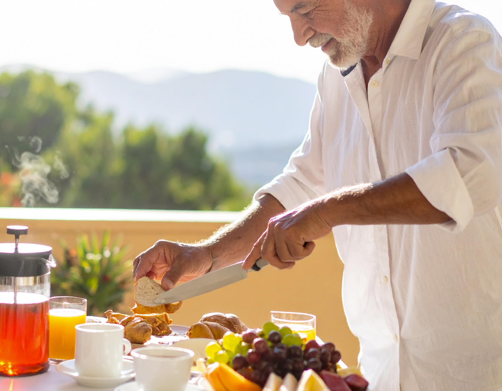 Homme préparant un petit déjeuner ensoleillé.