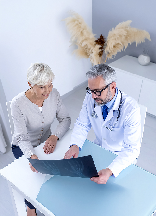 Médecin explique des images médicales à un patient.