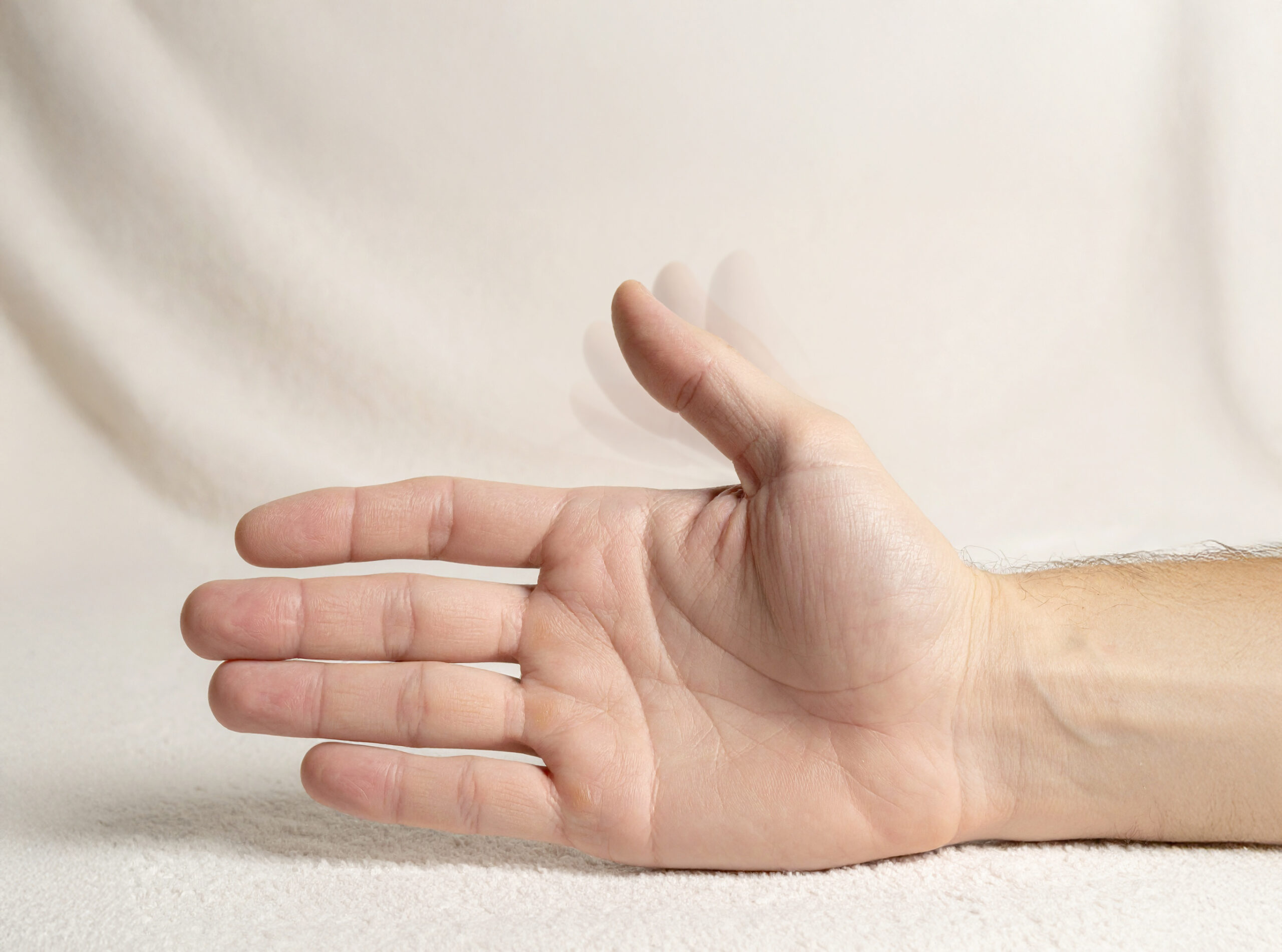 Main ouverte sur fond neutre