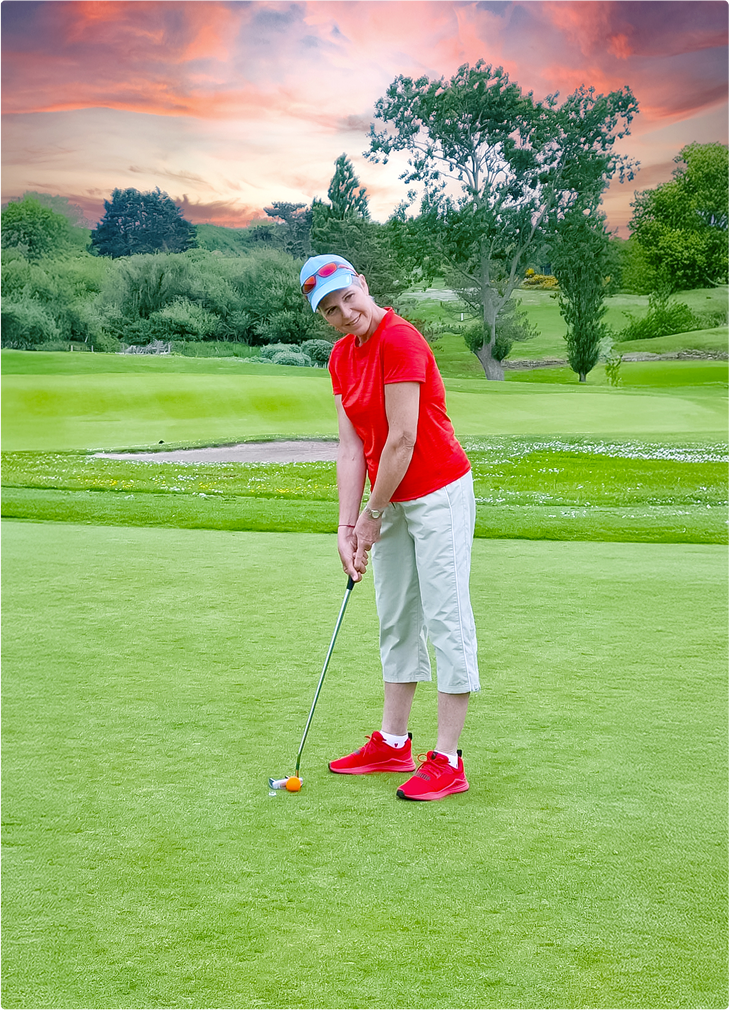 Femme jouant au golf au coucher de soleil