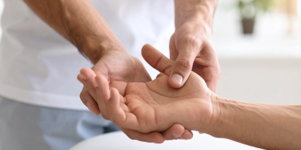 Évaluation manuelle de la main pour un soin