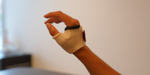 Main avec une orthèse ajustée au doigt.