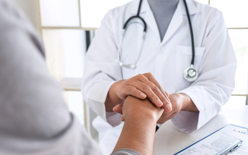 Docteur vérifiant le pouls du patient.