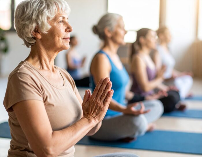 Vrouwen in yoga houding, meditatie sessie