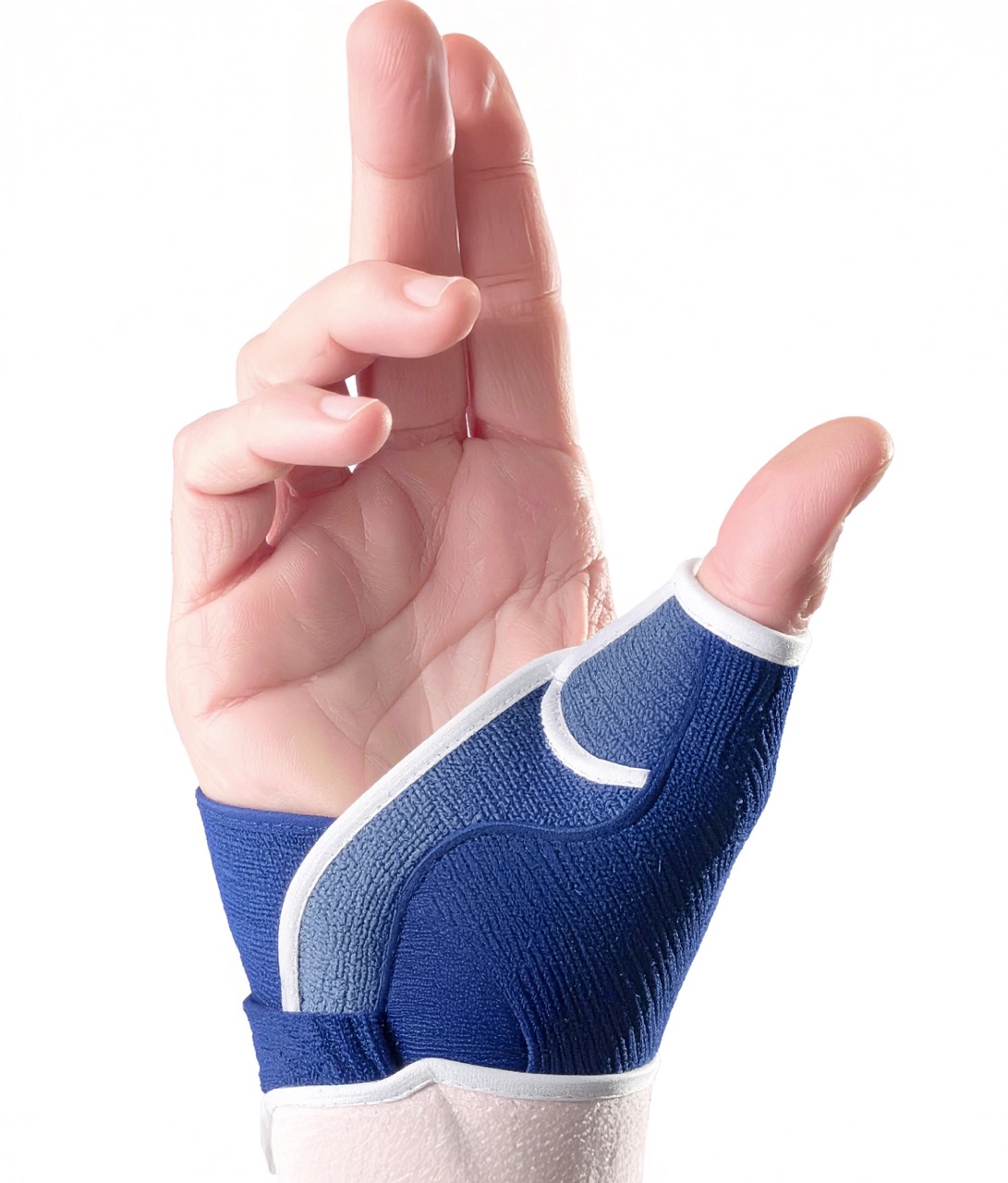 Close-up van een hand met een blauwe spalk.