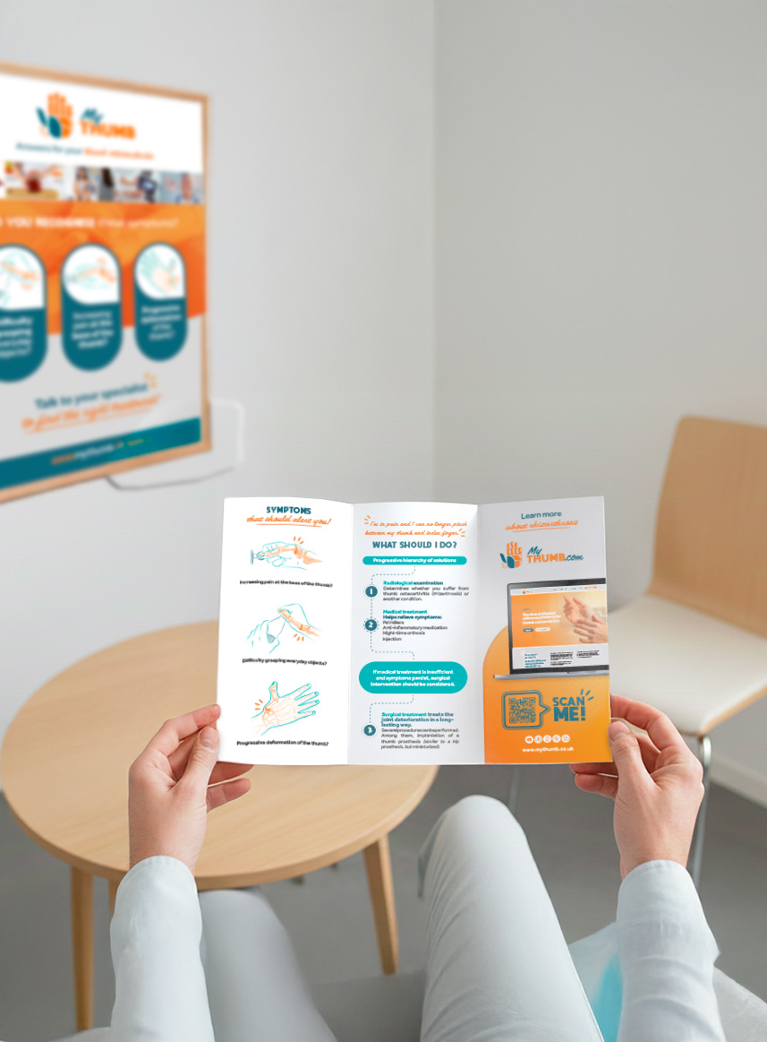 Persoon leest medische folder in wachtkamer
