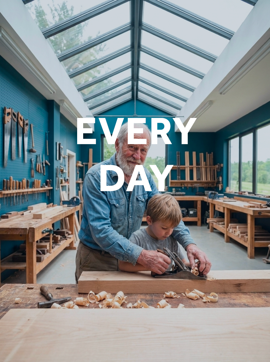 Grootvader leert kind hout schaven in werkplaats